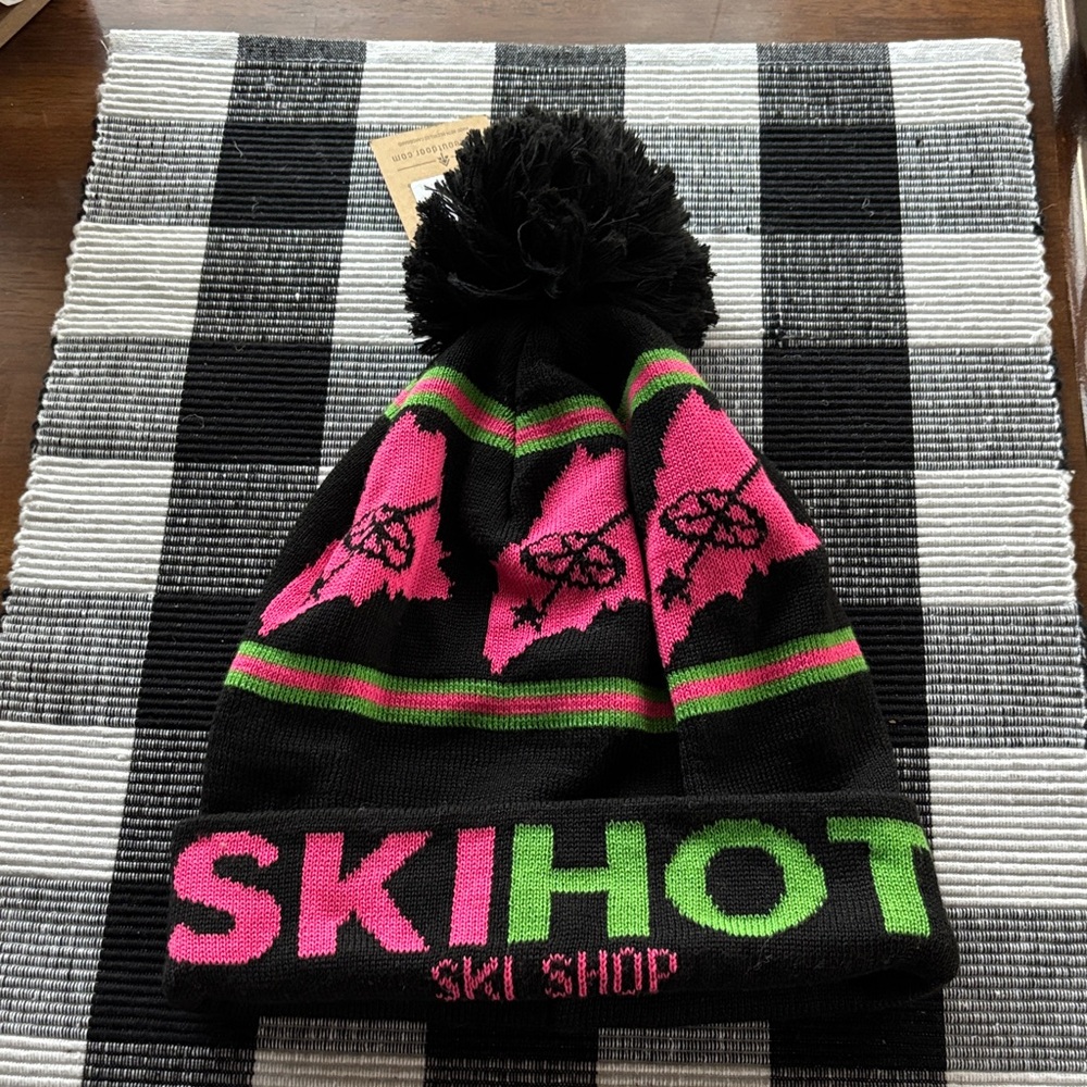 NWT black and pink ski hot locale beanie with pompon